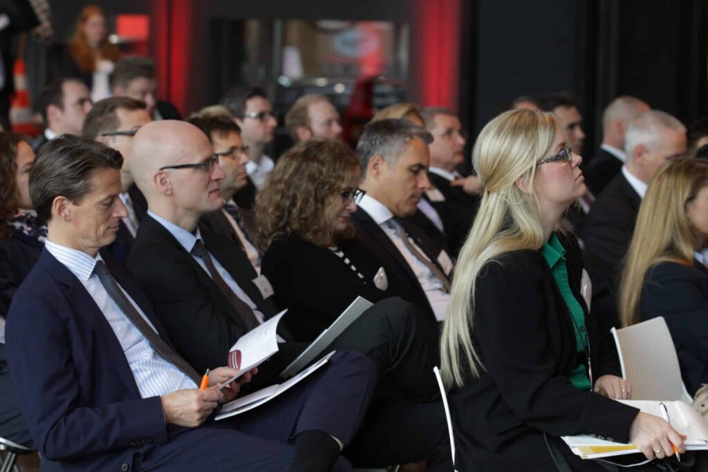 Eine Gruppe von Menschen sitzt auf einer Konferenz.