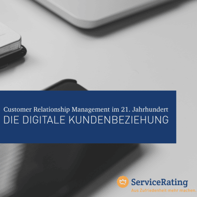 Ein Laptop mit den Worten Customer Relationship Management – 2 Jahre die digitale Kundenbezirkung.