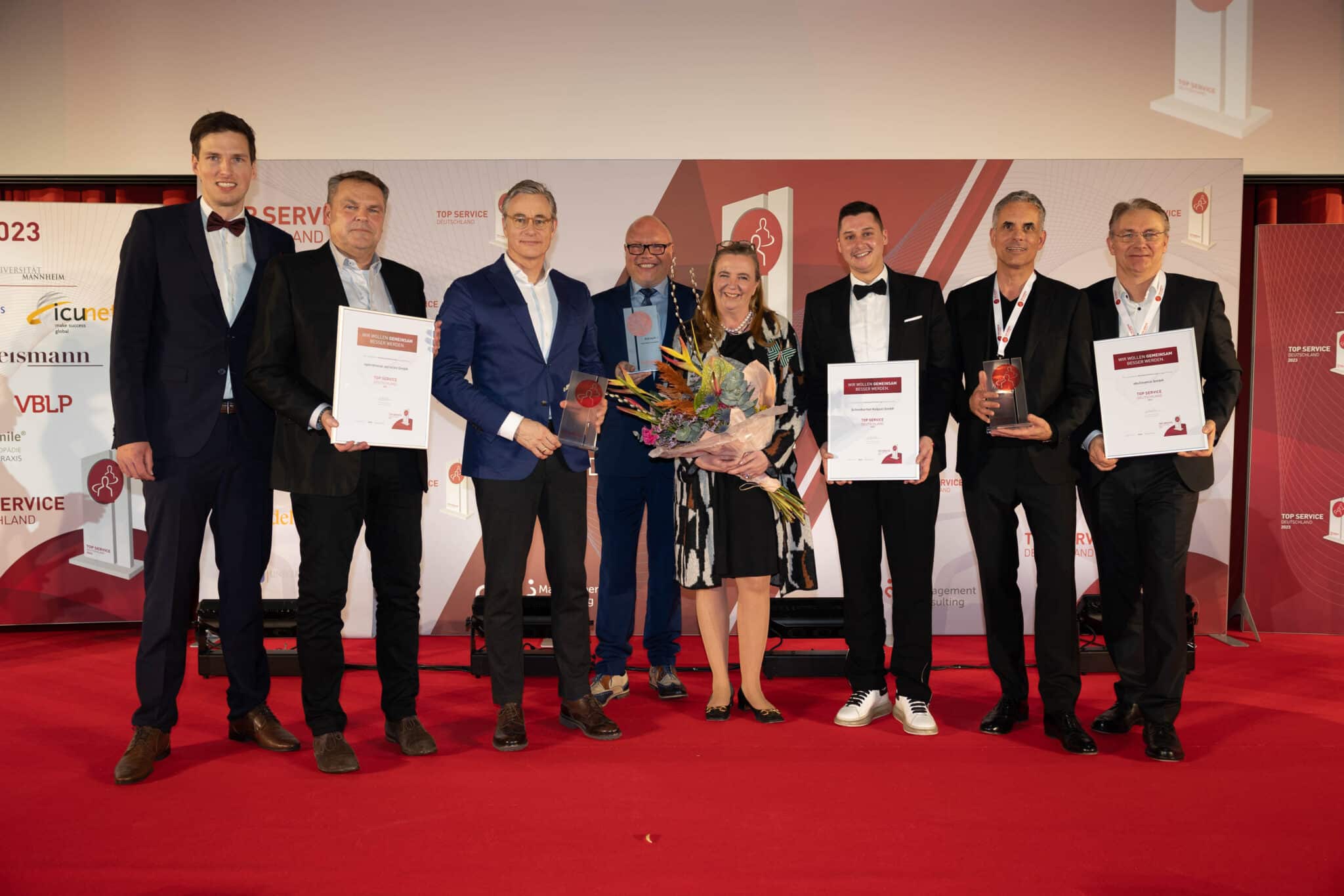 TOP SERVICE DEUTSCHLAND 2023 Schindlerhof Team auf der Bühne.