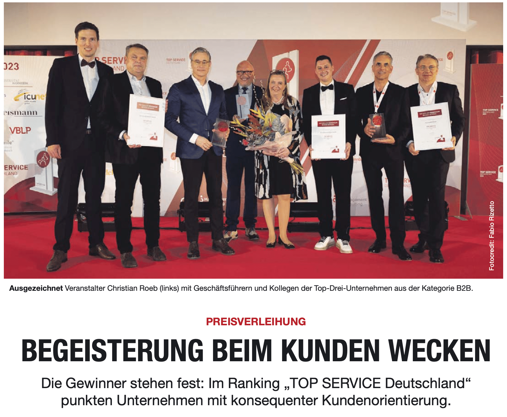 Die Preisträger stehen auf der Bühne mit den Geschäftsführer. Es folgt ein Link zum Handelsblatt Artikel. Top Service Deutschland 2023.